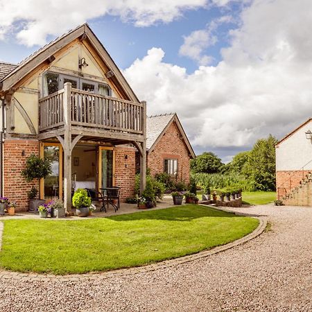 Oak Mead Villa Wrexham Bagian luar foto