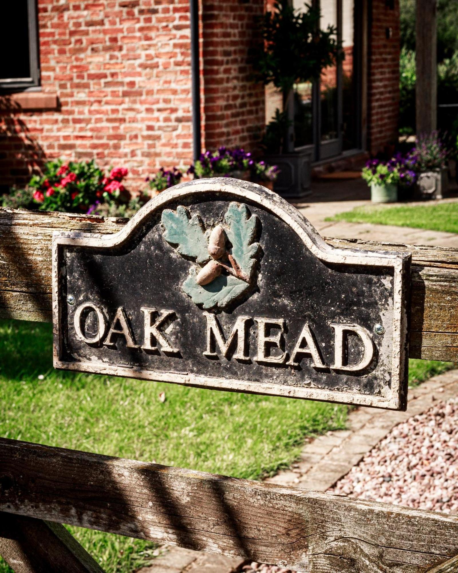 Oak Mead Villa Wrexham Bagian luar foto